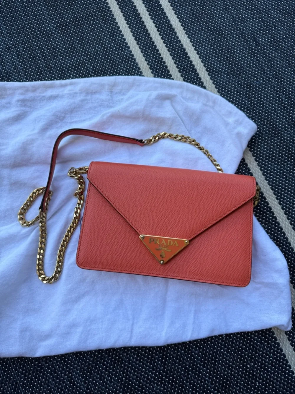 Rare Prada Arancio Saffiano Crossbody with Gold Chain and Logo Plaque - Picture 7 of 17